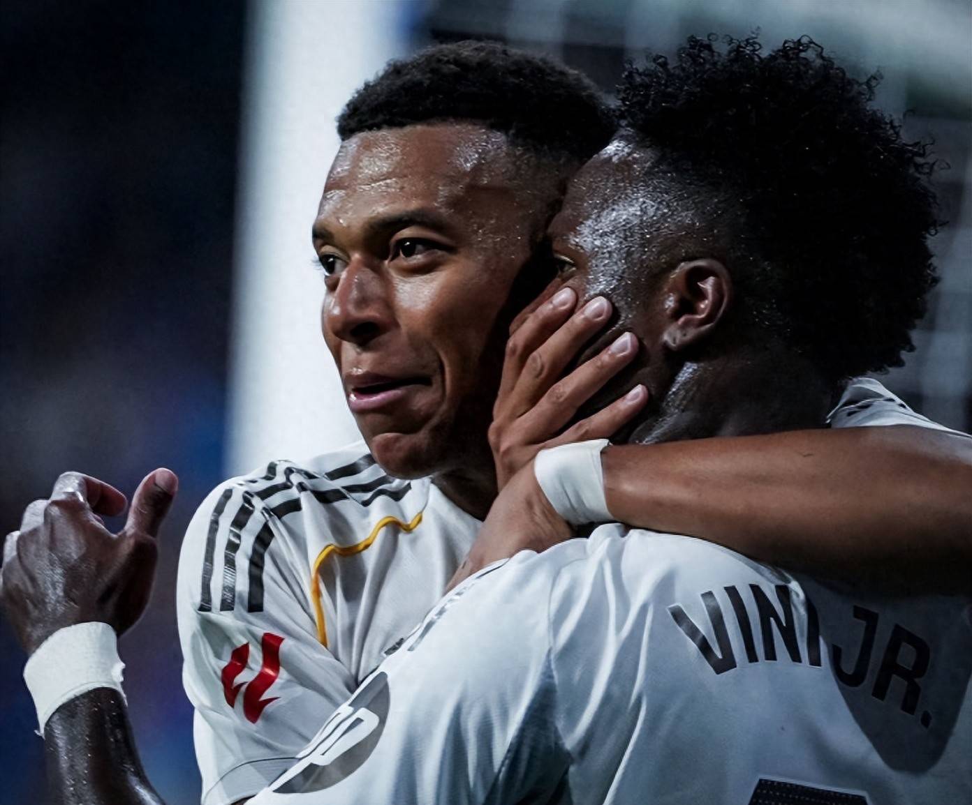 爱游戏-包含姆巴佩回归赛场，战术调整首场状态亮眼，瑞士队观众沸腾！的词条